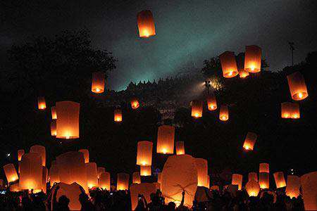 پرواز فانوس های بالنی به مناسبت جشن بودایی
